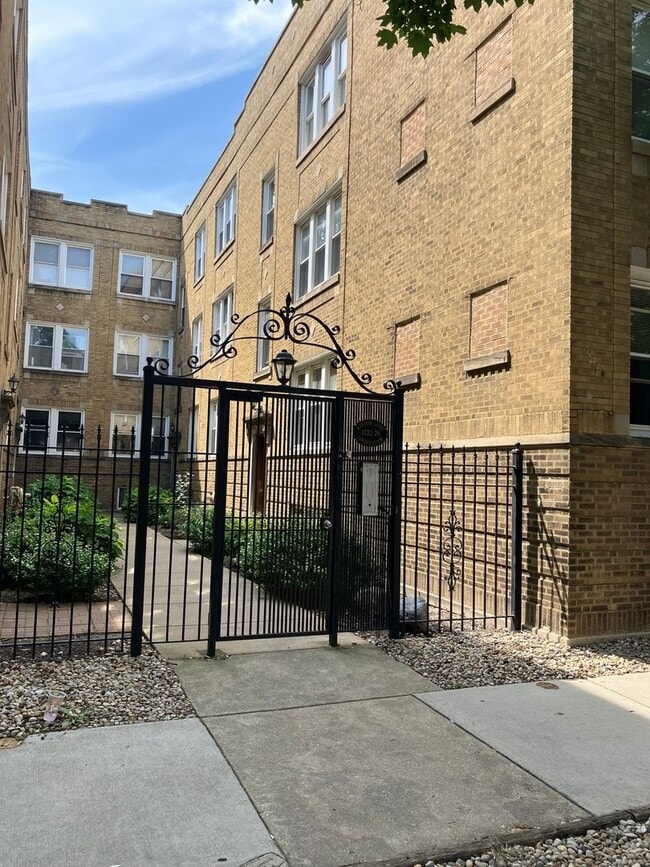 Building Photo - Charming 1BR Condo in Mayfair area, with n...