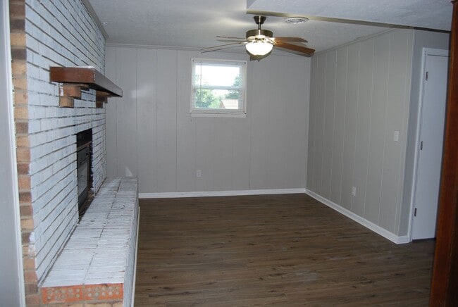 Photo - 811 Cedarcrest Dr