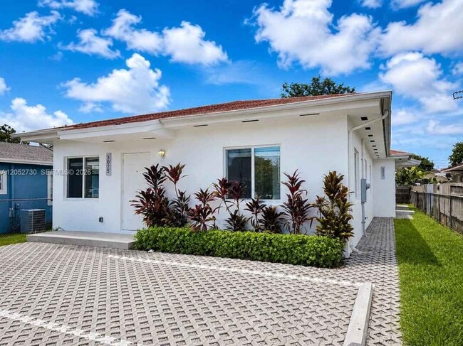 Building Photo - 3027 NW 23rd Ave