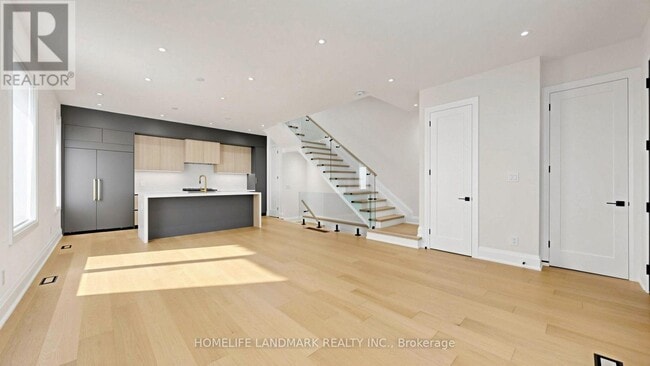Photo - 750 Glengrove Ave W
