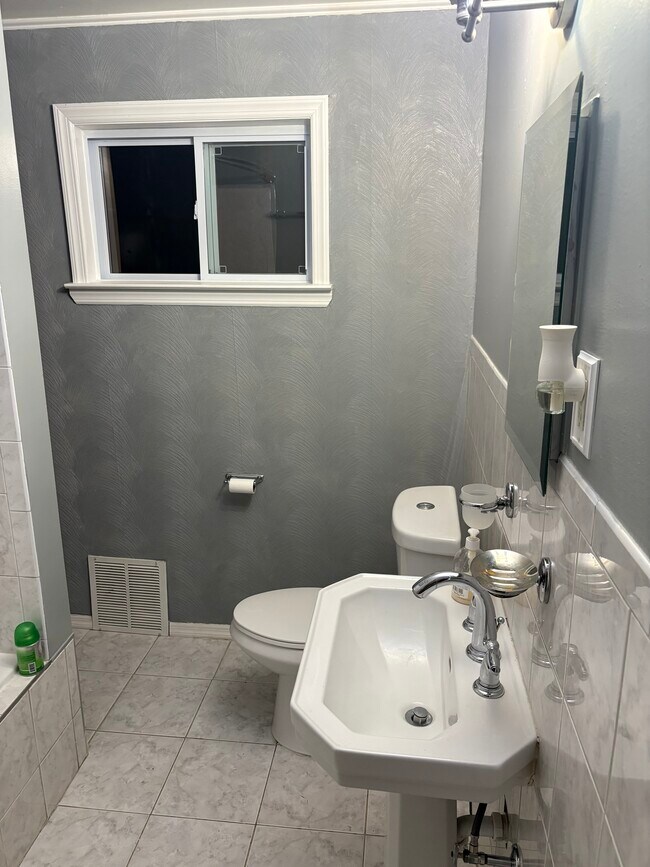 Photo - 648 E 6th St