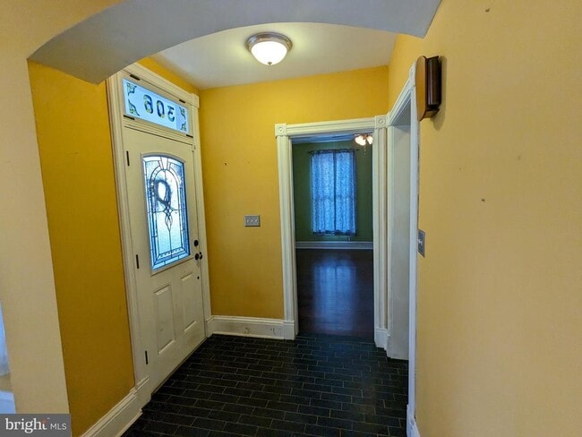 Photo - 306 N Locust St