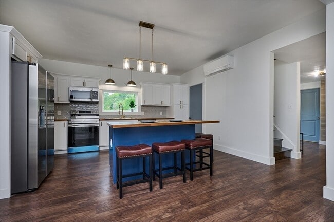 Building Photo - 3030 Main St Rental