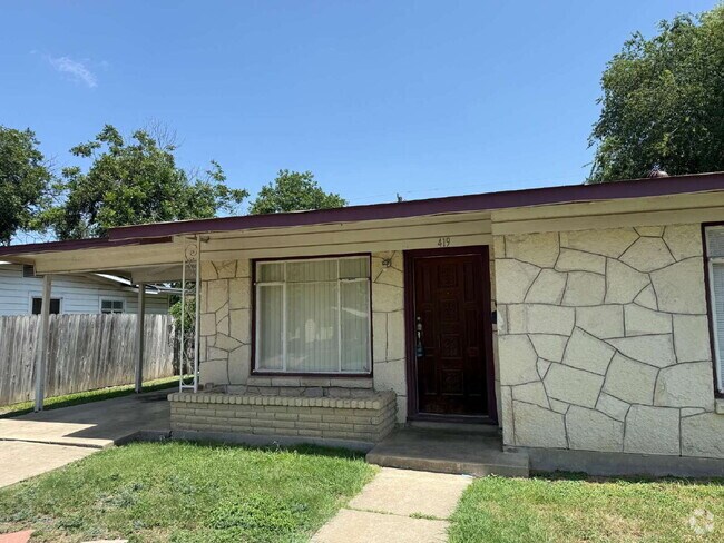 Building Photo - Beautiful Three Bed /2 Bath Home Close to ...