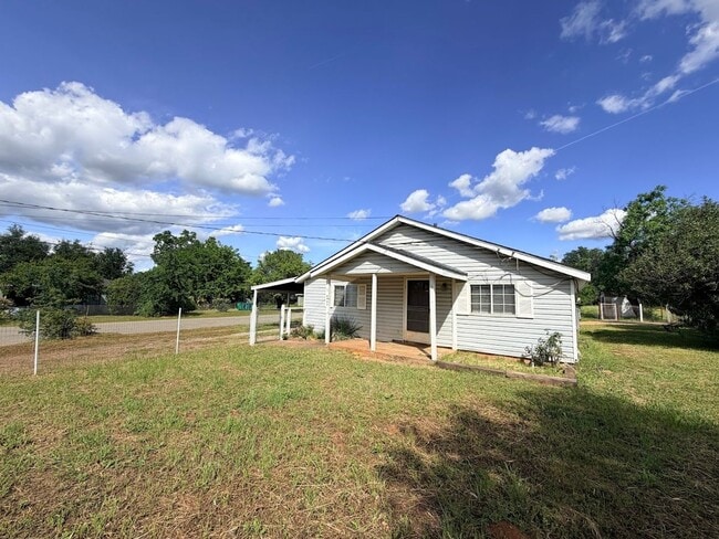 Building Photo - Well maintained home in convenient location w/seasonal landscaping incl.