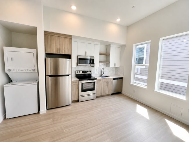 7110 N Greenwich Ave