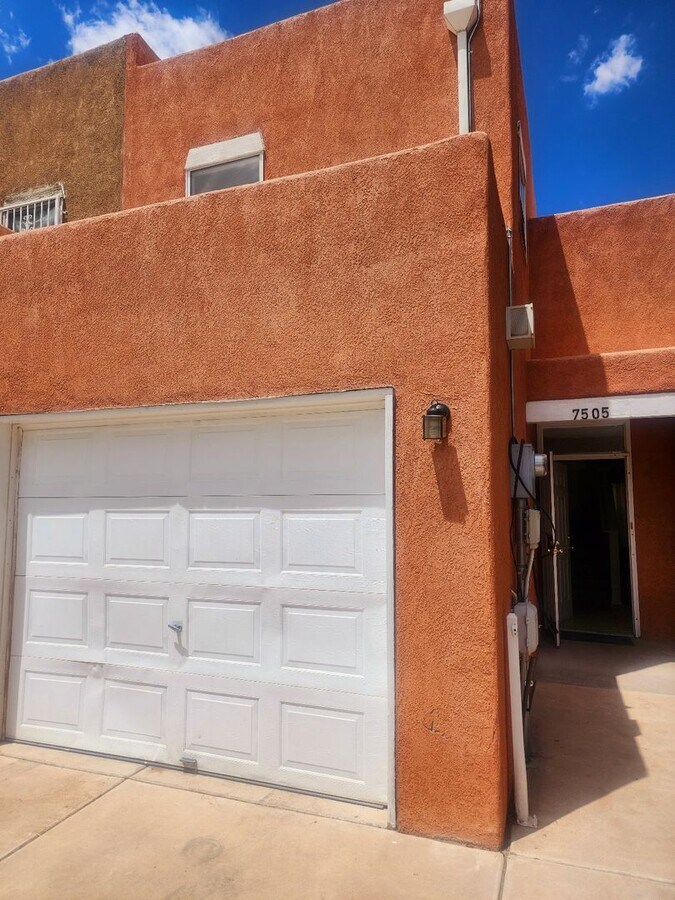 Charming Townhome in Southeast Albuquerque - Charming Townhome in Southeast Albuquerque