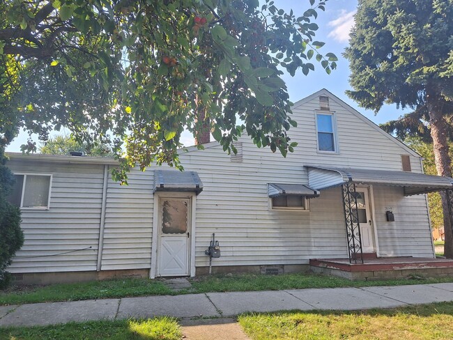 Building Photo - Four bedroom Harper Woods bungalow Rental