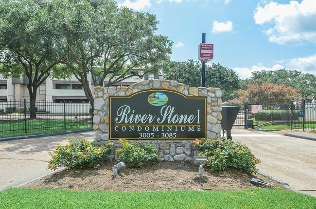 Building Photo - 3025 Walnut Bend Ln Unit 38