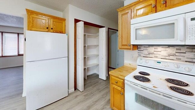 Photo - 329 W Indiana Ave