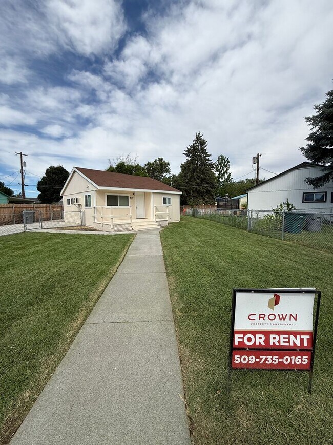 Building Photo - 809 Willard. New pictures coming soon!!