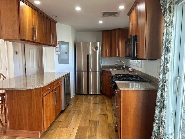 Photo - 715 Hammond St