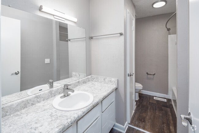 2BR, 1.5BA - Townhome - 1,190SF - Bathroom