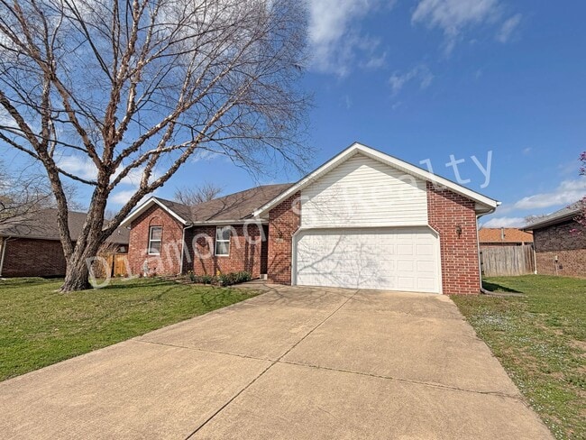 Photo - Beautiful 3 Bedroom Home with Shop Located in Southwest Springfield