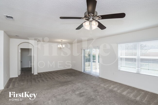 Photo - 374 Sauders Rd SE