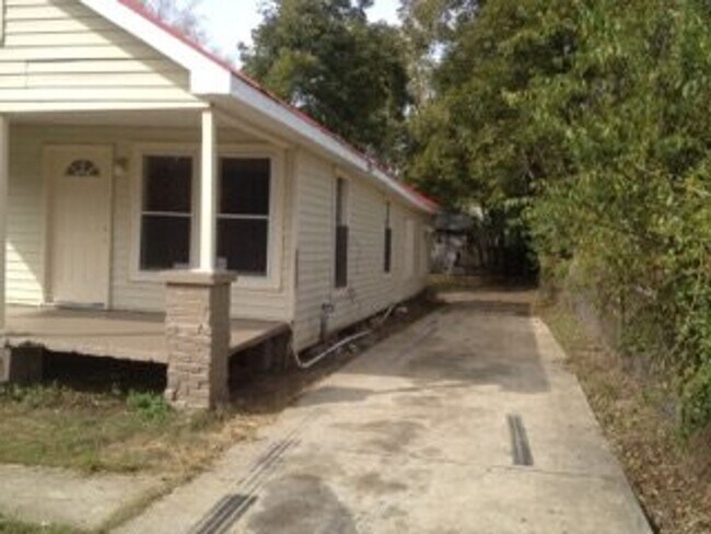 Photo - **ON HOLD**3 Bedroom / 2 Bathroom Home for...