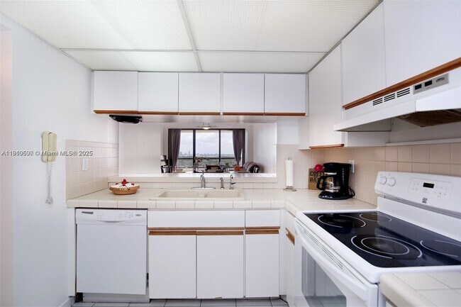 Photo - 2555 Collins Ave Unidad 1604