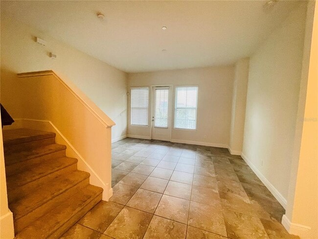 Photo - 561 Scotia Pl