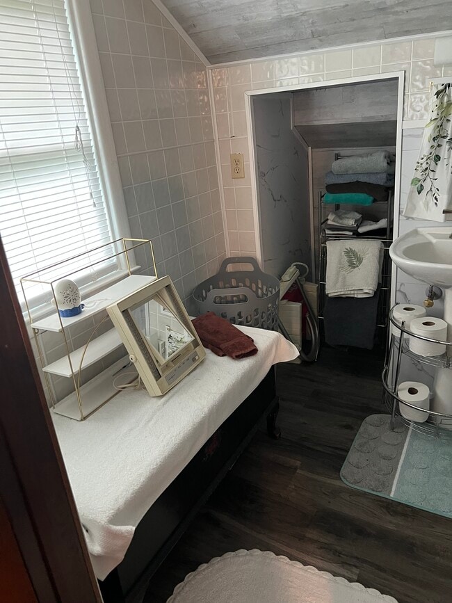 Make up mirror ,good storage - 610 High Ave E