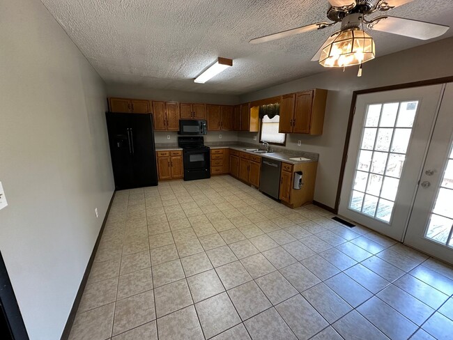 Photo - Charming 3 bedroom 2 bathroom home