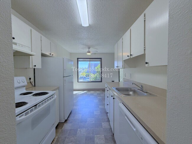 Photo - FREE Reserved Parking!!! Bright Sellwood 1 Bed Apartment w/New Carpet Unit 5804-1