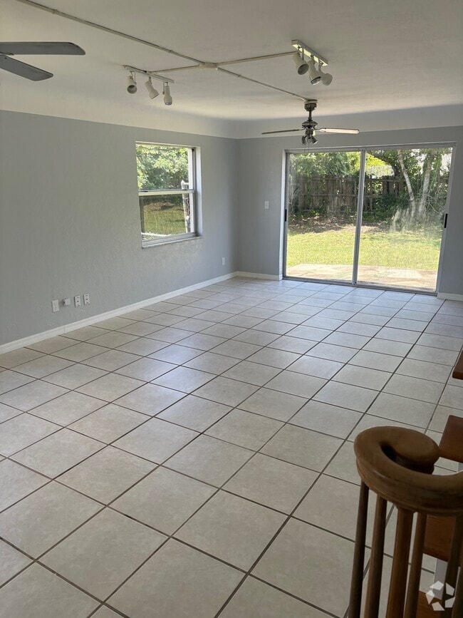 Building Photo - 1720 Country Ln Rental