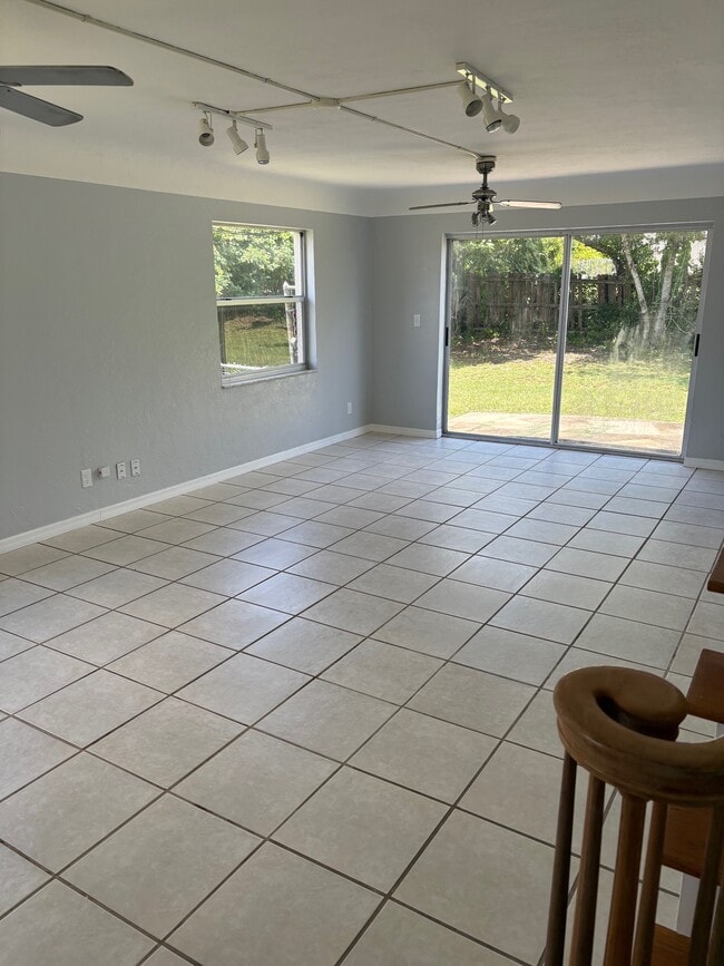 Photo - 1720 Country Ln House