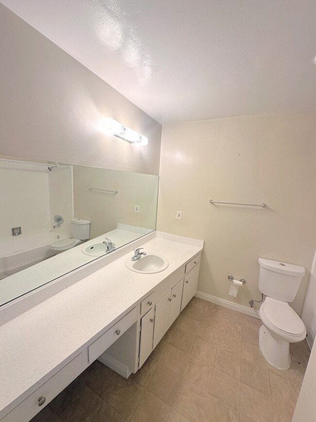 Photo - Centrally located studio in Hollywood Blvd. within distance from the Walk Of Fame Unit 107