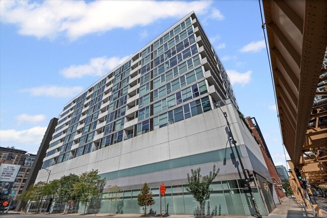 Building Photo - 630 N Franklin St Unit 405 Rental