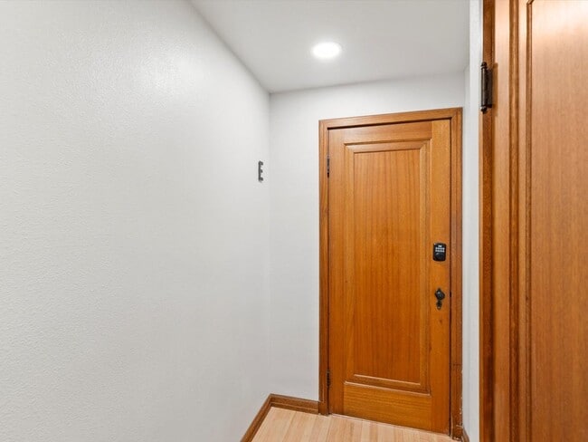 Building Photo - 700 Macon Ave Unit 700Macon Ave E