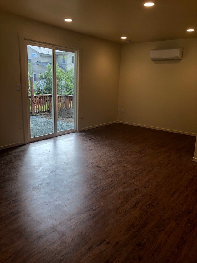 Mucha luz natural. Calefacción y aire acondicionado. - 2362 Meadow st Unidad A
