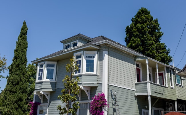 Upstairs Unit w/ Edwardian Bay Windows & Side Deck - 1937 Russell St Unit A