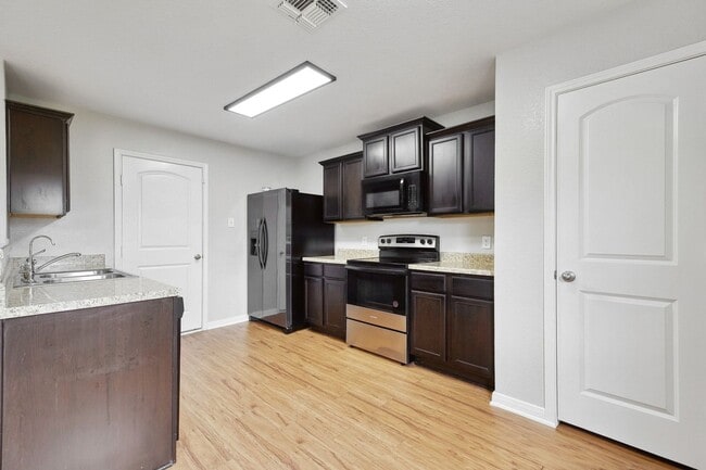 Photo - 6211 Baywood Cres