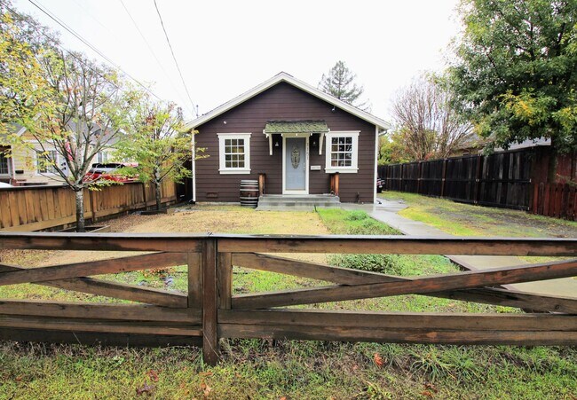 Photo - 2 Bedroom Home with Large Yard in SW Santa Rosa