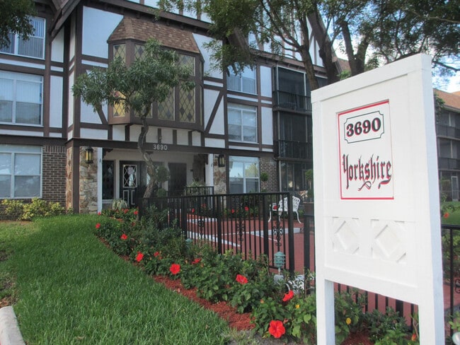 Building Photo - 3690 Inverrary Dr Unit 2c