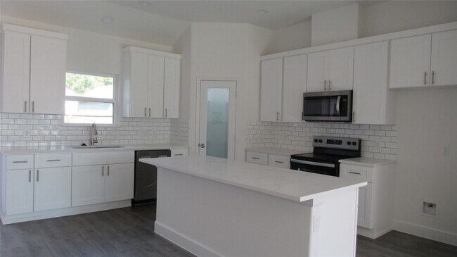 Photo - 401 Deep Woods Ln