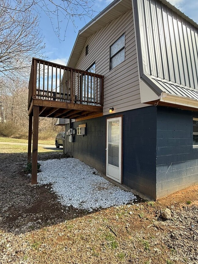 Photo - Knoxville 37938 - 2 bedroom, 1 bath - Contact Susan Niedergeses (865) 300-4722