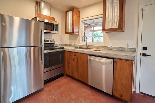 Photo - 2542 E Seneca St