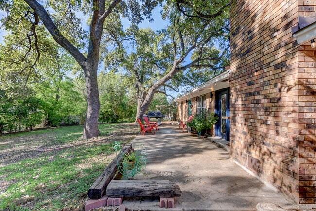 Photo - 210 Live Oak Dr