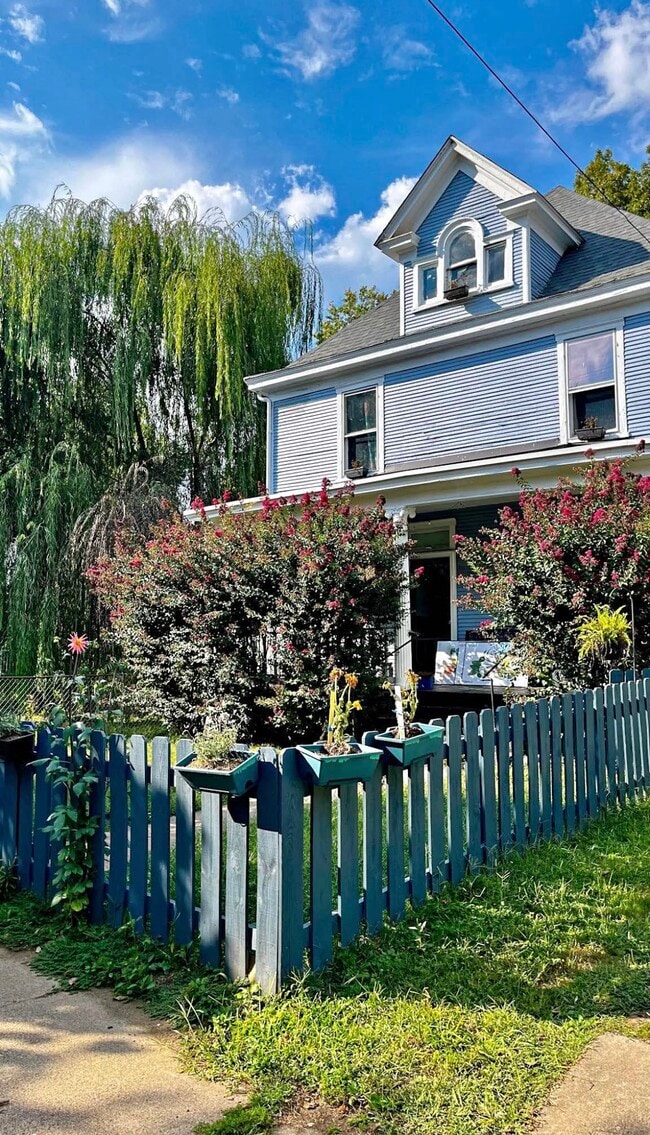 Building Photo - 857 Marshall Ave SW Unit #A