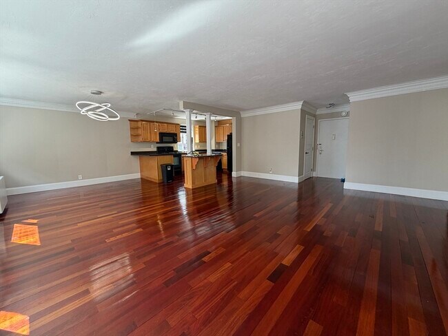 Photo - 2 Hammond Pond Pkwy Unidad 203