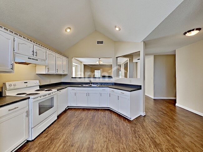 Photo - 111 Cedar Bend Ct