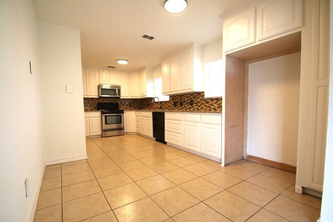 Building Photo - Upgraded 3BR Home | Granite Kitchen, High Ceilings & Gated Backyard | Minutes to Downtown Fort Worth