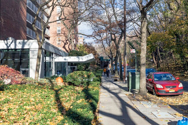 Walkway & Entrance - The Riveredge