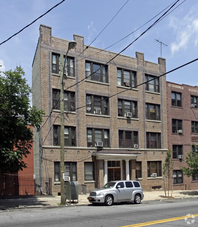 Foto principal - 245 McLean Ave