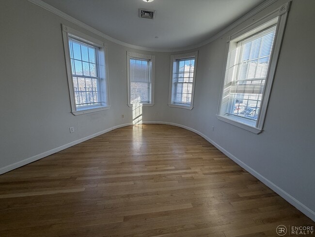 Photo - 4 Bishop Allen Dr Unidad 2