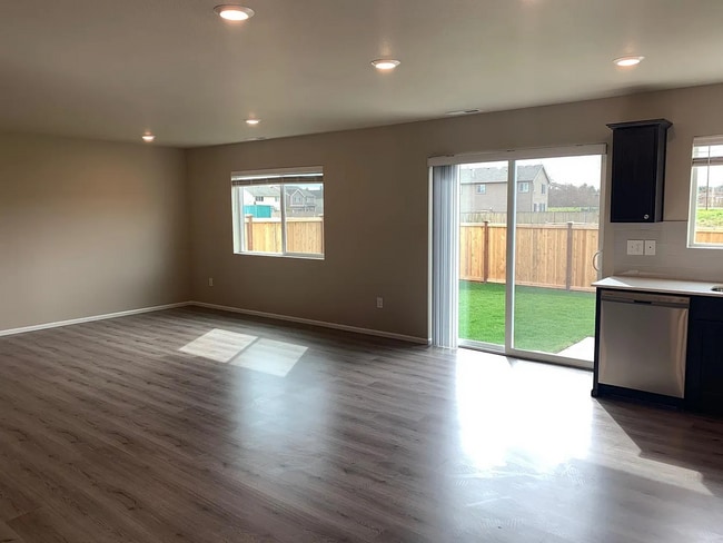 Photo - Beautiful 4 Bedroom Home in Fife WA - Apply Today!