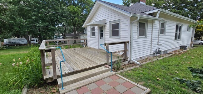 Building Photo - Spacious 2 bedroom with garage + 2 vehicle... Rental