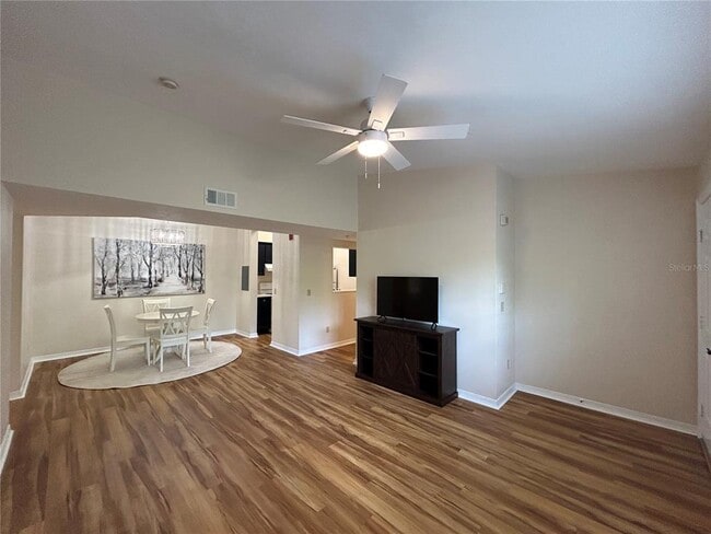 Photo - 2360 SW Archer Rd Unidad 1012