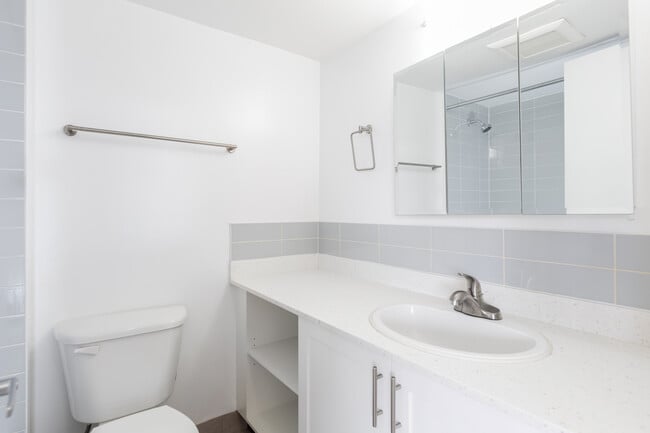 Building Photo - Hollyburn Court Unit 01007